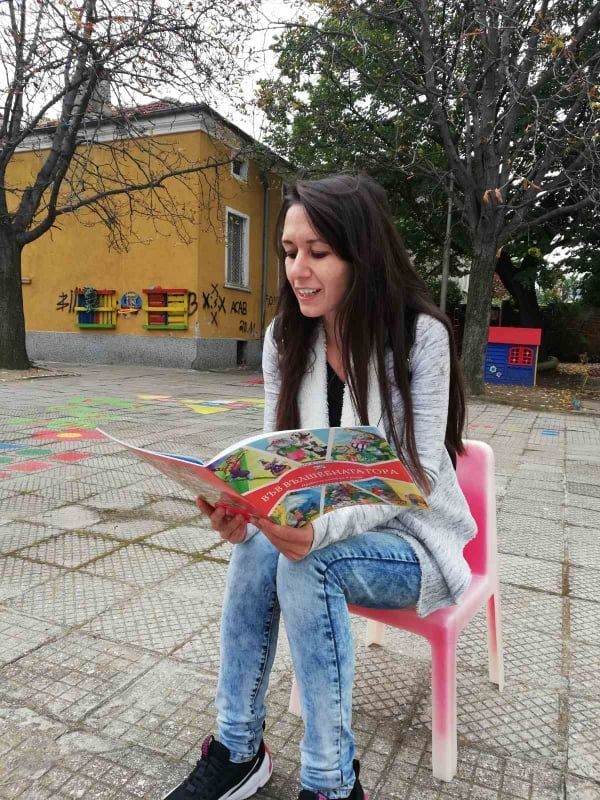 Родители четат приказки на децата в ДГ,,Никола  Й. Вапцаров“