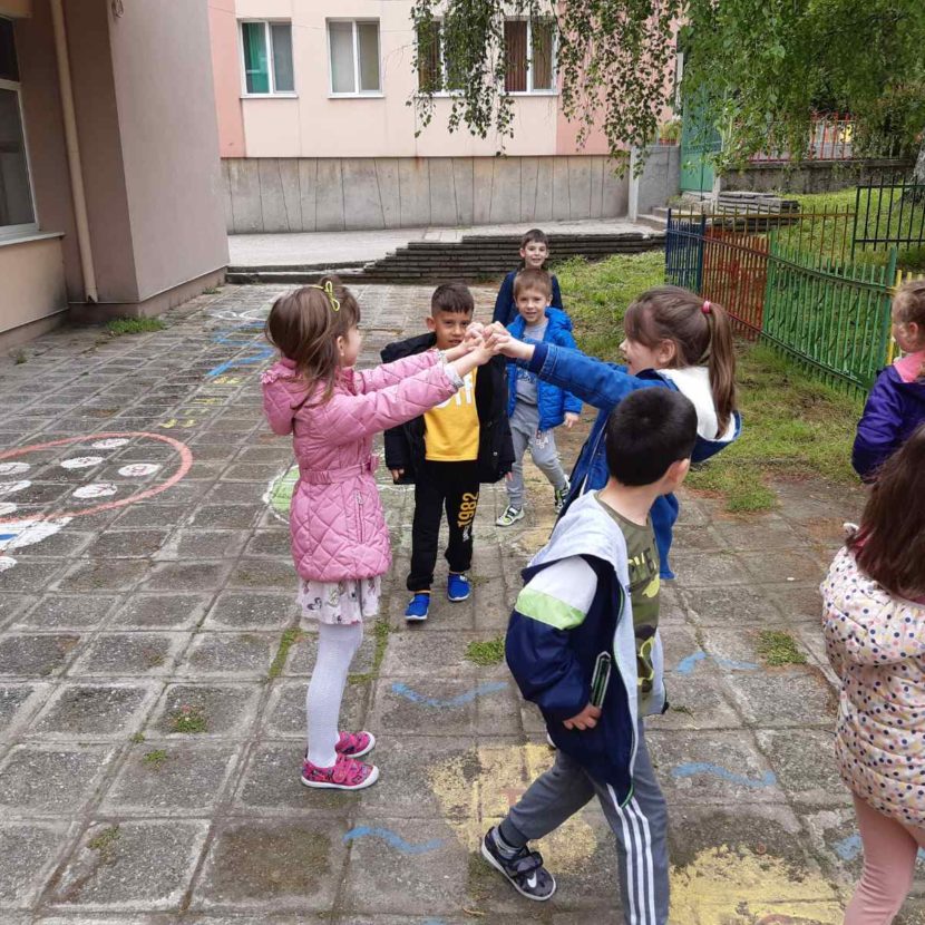 Децата от ДГ,,Никола Й. Вапцаров“ пресъздават любими народни игри