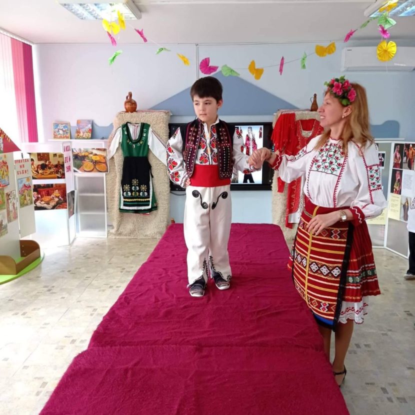 Ревю на народни костюми в ДГ,,Никола Й. Вапцаров“